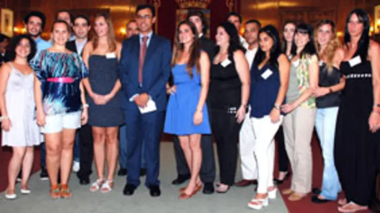 El presidente de la Dipuración de Zamora, Fernando Martínez Maíllo, con los integrantes de la ‘Operación Raíces’. 