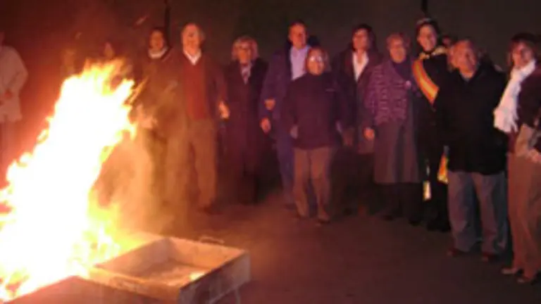 Los asturianos de Mendoza, alrededor de la hoguera en la noche de San Juan. 