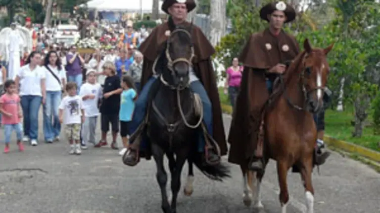 Los dos jinetes ataviados de peregrinos, abrieron la procesi&oacute;n desde la Casa Colonial hasta la Capilla Santiago Ap&oacute;stol, en la romer&iacute;a de la HGV de Valle Fresco 2010. 