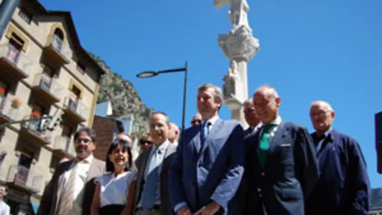 Rueda y Camba, junto a dirigentes andorranos y de la colectividad gallega, en el cruceiro inagurado. 