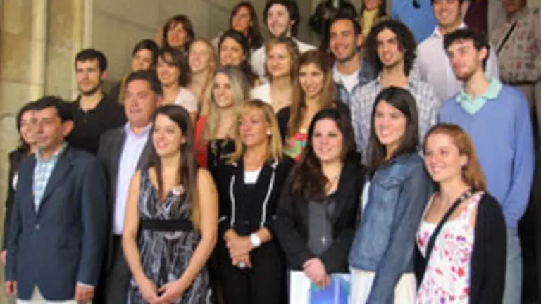 Isabel Carrasco –en el centro– recibió a los participantes en el programa 'Raíces' en el Palacio de los Guzmanes.. 