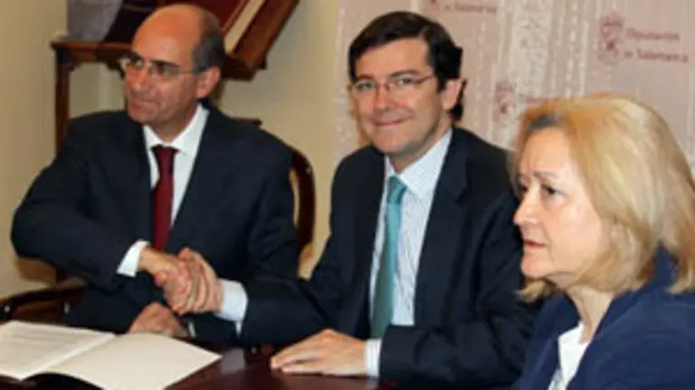 El presidente de la Diputación de Salamanca, Javier Iglesias, y el alcalde de Salamanca, Alfonso Fernández Mañueco, se estrechan la mano tras la firma del convenio. 