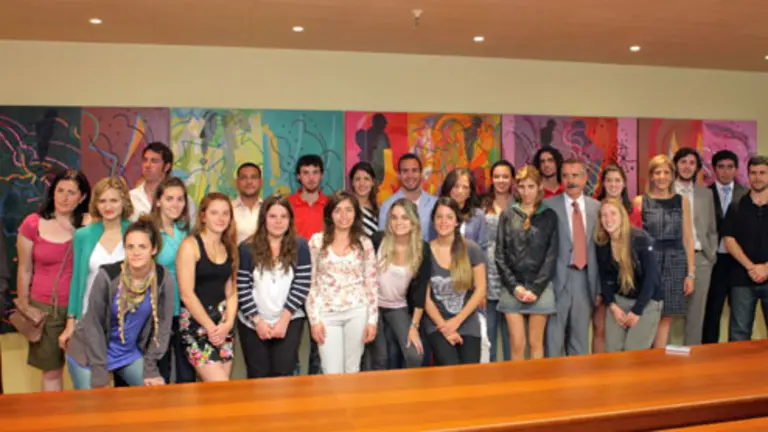 La directora general posa con los jóvenes del programa 'Raíces'. 