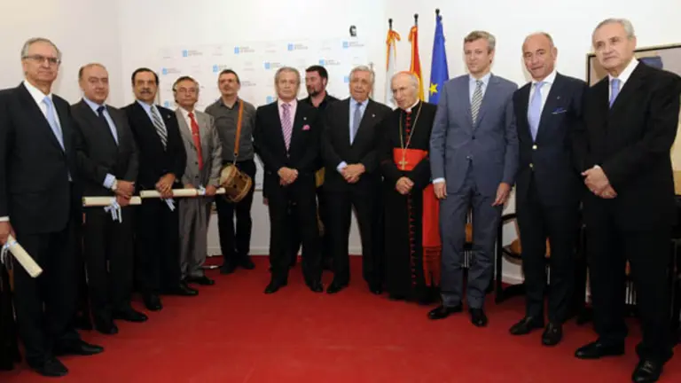 Alfonso Rueda y Santiago Camba posaron con los homenajeados en la celebraci&oacute;n del D&iacute;a de Galicia.