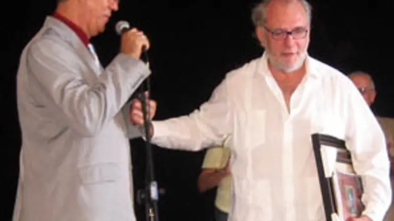 El consejero cultural de la Embajada de España en Cuba, Ramón Molina –izq.–,recibió un diploma de manos de Raúl Parrado.