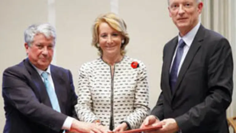 Esperanza Aguirre, flanqueada por Arturo Fernández, presidente de la Cámara de Comercio de Madrid, y Peter Driessen, de la Cámara de Comercio de Munich, tras la firma del convenio. 