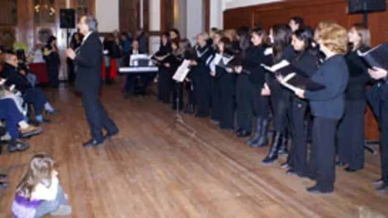 El profesor Fernando Ciraolo explica a los asistentes alguna de las piezas que va a interpretar el coro. 