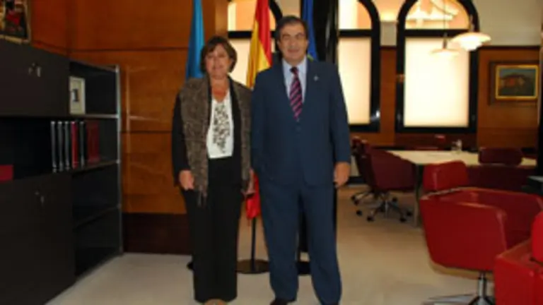 El presidente Cascos, junto a Carmen Gloria de Diego, en su despacho.