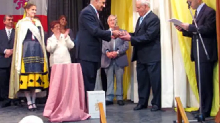 José Pérez Pinar, haciendo entrega de la estatuilla a Federico Contessi. 