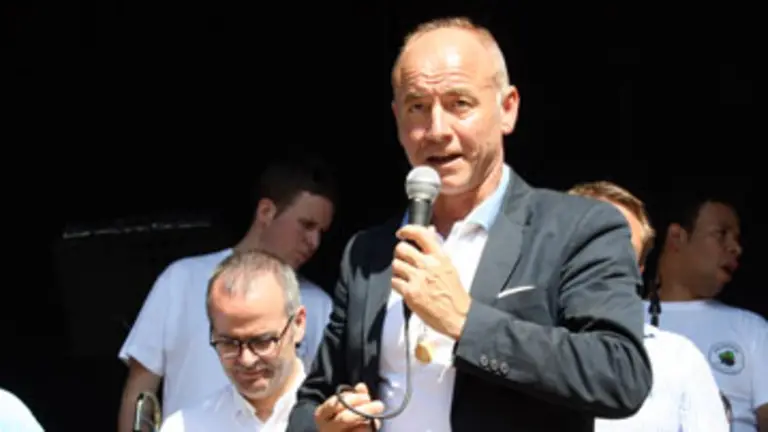 Santiago Camba, durante su intervenci&oacute;n tras haber recibido la medalla de oro de la Xuntanza.  