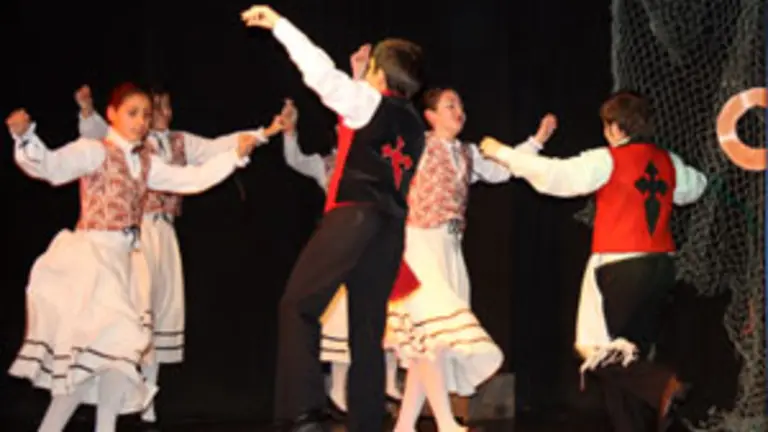 Actuaci&oacute;n de uno de los grupos de j&oacute;venes.