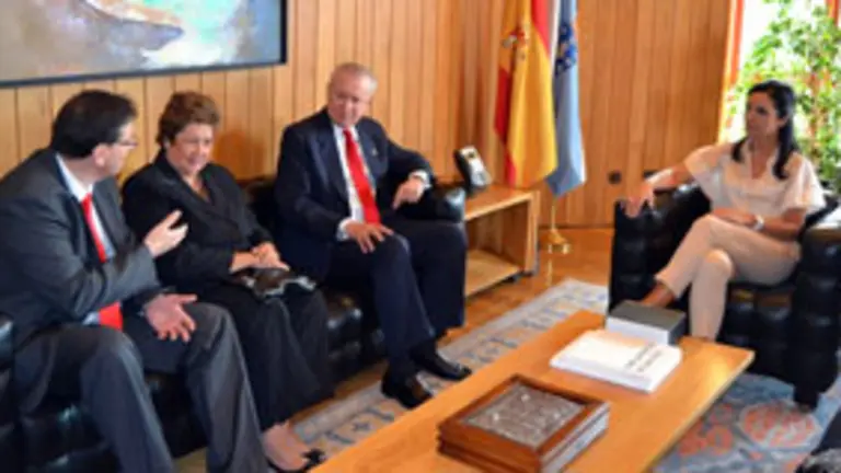 Pilar Rojo recibi&oacute; en su despacho del Parlamento a la comitiva del Gobierno dominicano. 