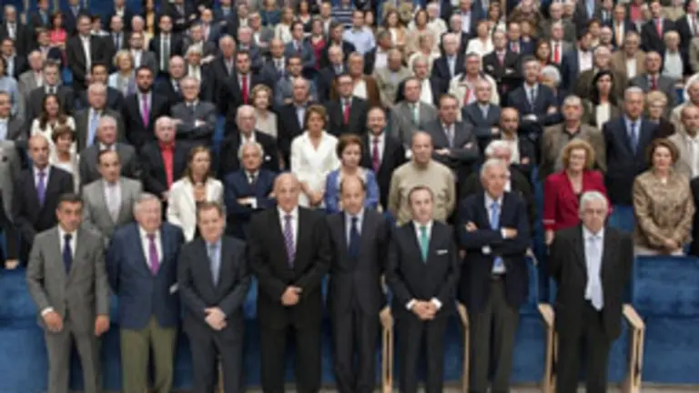 El presidente del Banco Sabadell posa con los asistentes a la convenci&oacute;n. 