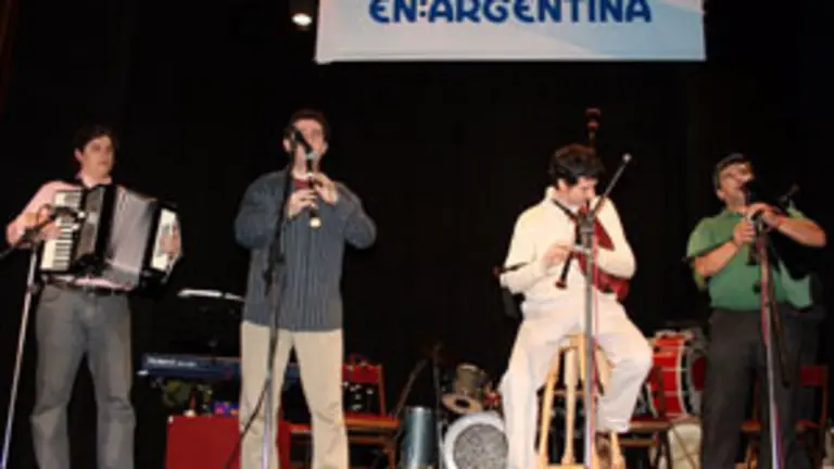 El grupo &lsquo;Sete Netos&rsquo;, durante su actuaci&oacute;n en el teatro Castelao. 