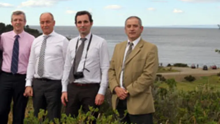 Alfonso Rueda, Santiago Camba, V&iacute;ctor D&iacute;az y Alfredo Barber&iacute;a, con Bah&iacute;a Mansa al fondo. 