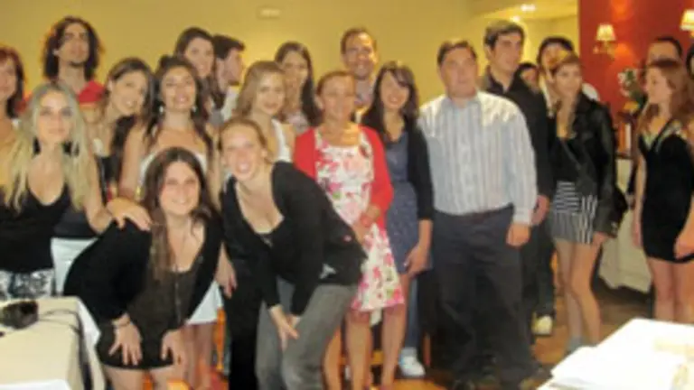  La presidenta de la Diputación de León posó con los 18 participantes en el programa ‘Raíces’.