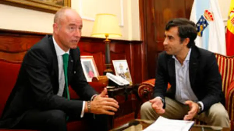 El responsable de Emigraci&oacute;n de la Xunta, junto al regidor del Ayuntamiento de Ferrol, Jos&eacute; Manuel Rey. 