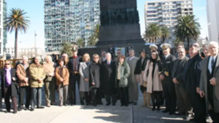  Los asistentes a la ofrenda floral con motivo del &lsquo;D&iacute;a de Galicia&rsquo; posan en la Plaza Independencia.