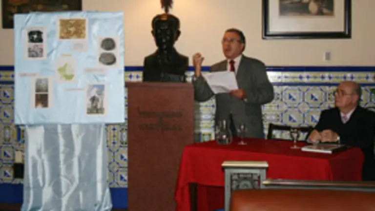 Conde presenta la exposici&oacute;n. 