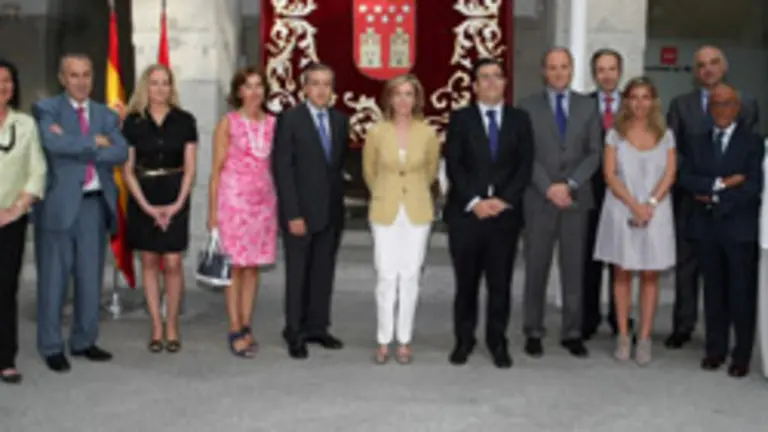 Luis Armada -quinto por la izda.- durante su toma de posesión a la que asistieron, entre otros, Regina Plañiol y Victoria Cristóbal.