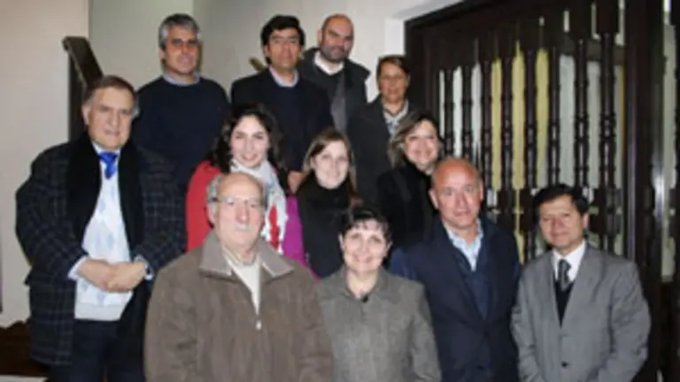 Santiago Camba, junto a los representantes del Lar Gallego de Chile.