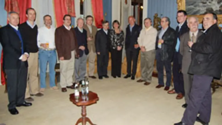 Santaigo Camba, con autoridades locales y organizaciones hispanas, en la cena ofrecida por Pesca Chile.