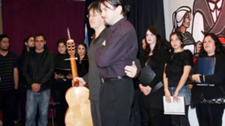  Mart&iacute;n Pr&iacute;ncipe presenta al &lsquo;Coro Nijomay&rsquo; y a su director, Daniel Landea.