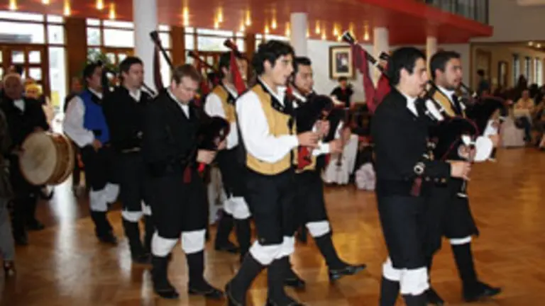  Un momento de la actuaci&oacute;n de la banda de gaitas del &lsquo;Lar Gallego&rsquo; de Santiago de Chile.