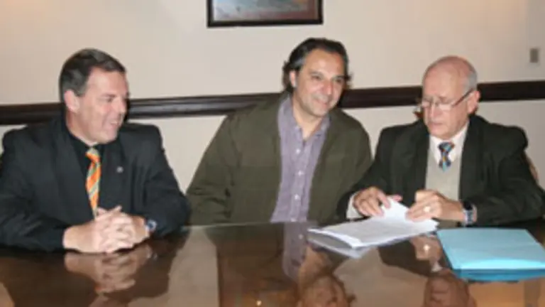  Jorge Cantalapiedra, Mart&iacute;n Costa y Julio R&iacute;os, durante la firma del acuerdo.