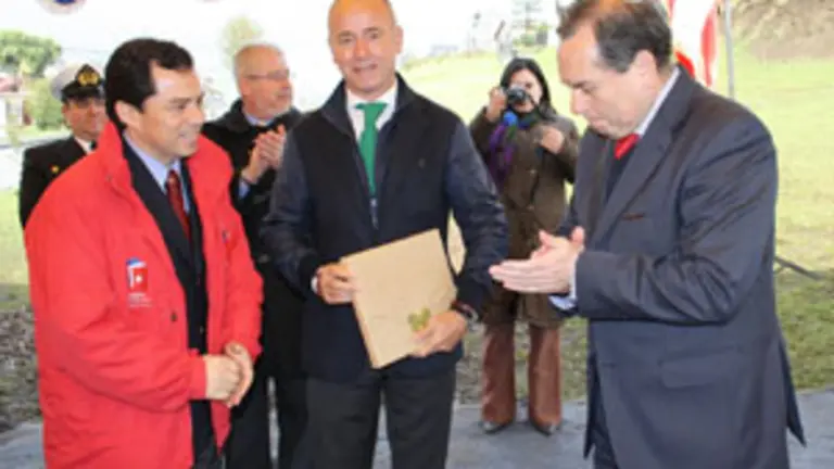 El gobernador de Chilo&eacute;, Cesar Zambrano, (I) y Camba (c) entregan un presente al alcalde de Chilo&eacute; Nelson Aguilar.