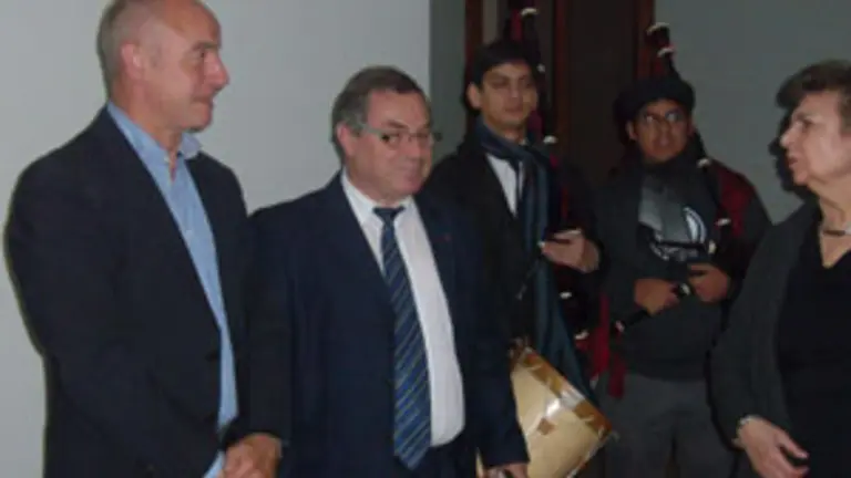  Santiago Camba fue recibido por Francisco Prietos y la banda de gaitas. 