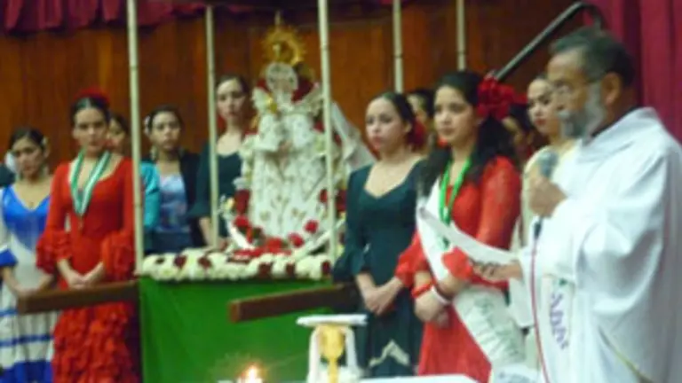  La celebraci&oacute;n incluy&oacute; una misa presidida por una imagen de la Virgen del Roc&iacute;o.