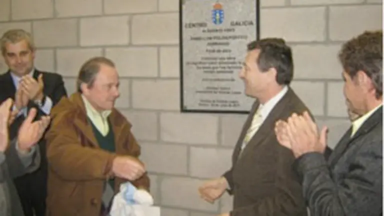  Enrique Garc&iacute;a, Jos&eacute; Vila, Alejandro Lopez y Jos&eacute; Menoyo, entre otros, descubren la placa que recuerda la inauguraci&oacute;n del sal&oacute;n polideportivo.