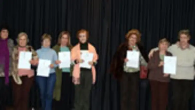  Organizadoras y participantes, durante una de las actividades del taller &lsquo;Cousas de Mulleres&rsquo;.