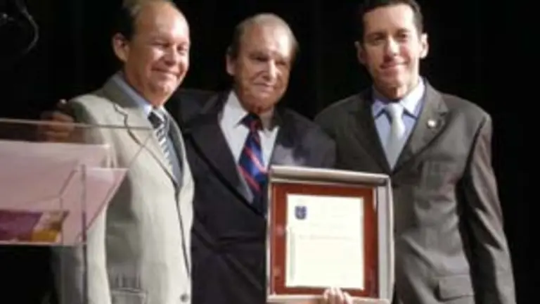  Juan Manuel Gir&aacute;ldez pos&oacute; con Antonio Pi&ntilde;&oacute;n y Roberto Gonz&aacute;lez, tras recibir una placa con motivo de su participaci&oacute;n en la Sesi&oacute;n Solemne.