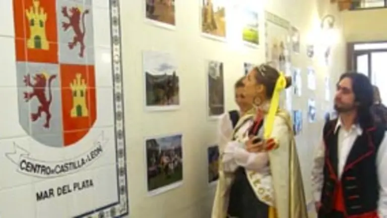 Visitantes a la exposición en Mar del Plata.