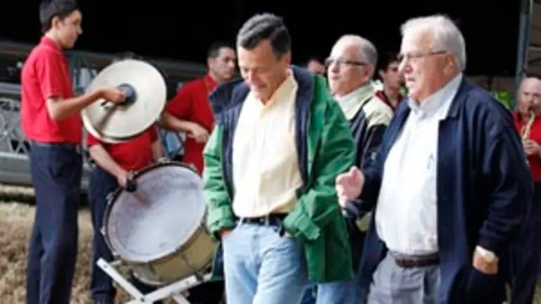  El conselleiro de Medio Ambiente, Agust&iacute;n Fern&aacute;ndez, -en el centro- con algunos acompa&ntilde;antes, durante la fiesta.