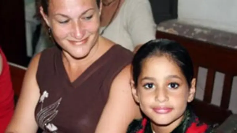  La porofesora Maril&iacute;n Garc&iacute;a, con una ni&ntilde;a del curso de verano