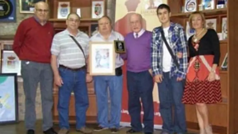  Socios de &lsquo;Langreanos en el Mundo&rsquo; donaron una placa y otros presentes al Centro Testimonial de la Emigraci&oacute;n Langreana.