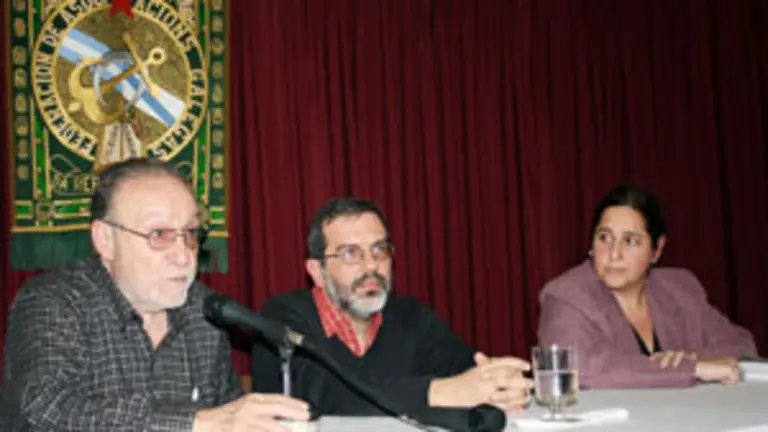  De Izda. a dcha.: Francisco Lores, Hern&aacute;n D&iacute;az y Andrea Cobas&aacute;i, durante la presentaci&oacute;n del libro.