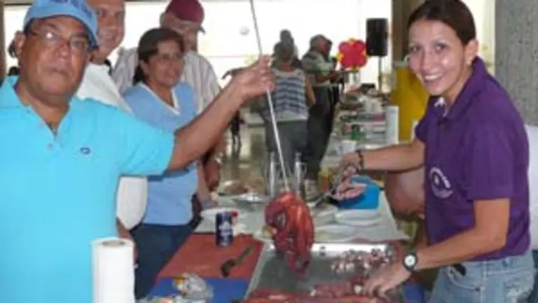  Juan Ponce Pacheco y Betty Vieiros Rivas, Alberto Fern&aacute;ndez Gaspar, Marisela P&eacute;rez de Morales y Jos&eacute; Rivera Caride, ex presidente del CGPC, preparando el 'plato estrella' del D&iacute;a de Galicia en oriente.