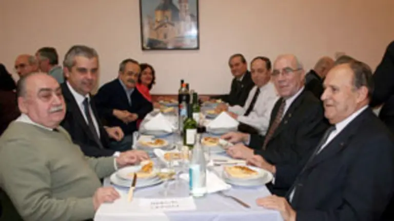  Dirigentes de las entidades asociadas, con el delegado de la Xunta en Buenos Aires, Alejandro L&oacute;pez Dobarro &ndash;2&ordm;. izda.&ndash; durante la comida que tuvo lugar con motivo del aniversario de la fusi&oacute;n.