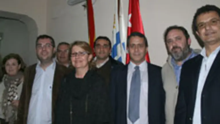  Los directivos de la entidad constuituida oficialmente posan después de las votaciones de los estatutos.