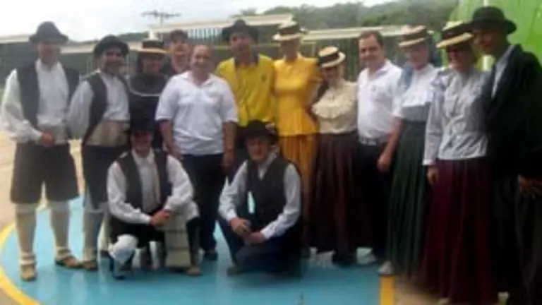  La presidenta de la Casa Canaria, Teresa Rodríguez, junto a Javier Ortega, coordinador artístico de la festividad, con los integrantes del Grupo de Baile ‘Nuestra Señora de las Nieves’.