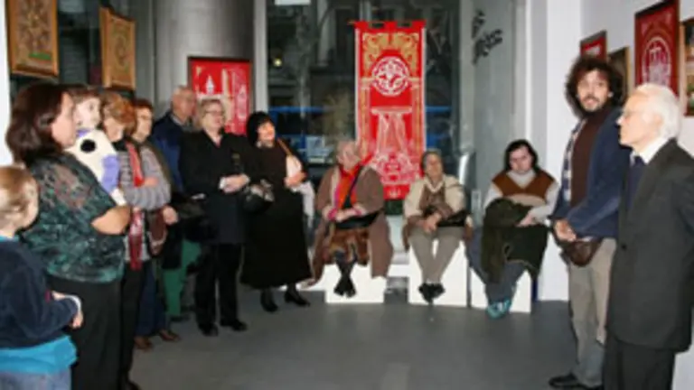  Gustavo Fern&aacute;ndez agradece la obra de Manuel Cordeiro &ndash;1&ordm; izq.&ndash;, durante la inauguraci&oacute;n de la muestra.