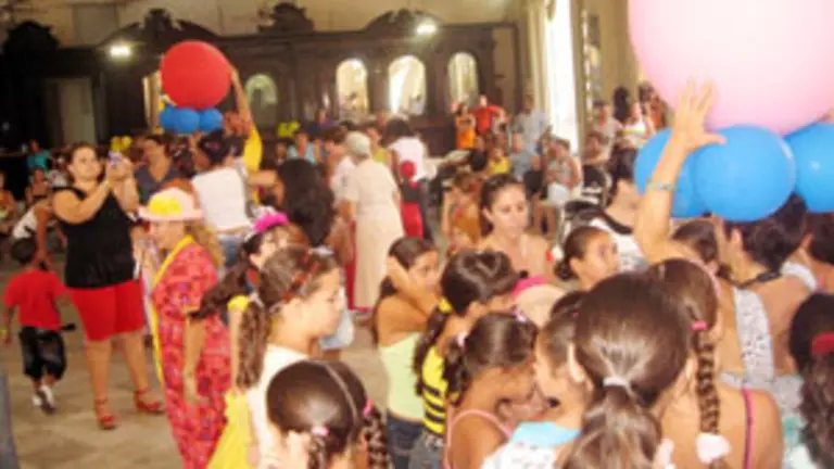  Los ni&ntilde;os disfrutaron de las pi&ntilde;atas y los payasos