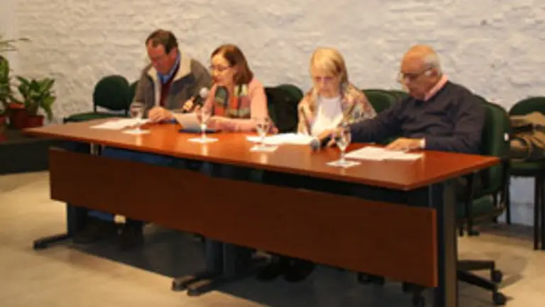 Lectura de textos por integrantes del patronato. 