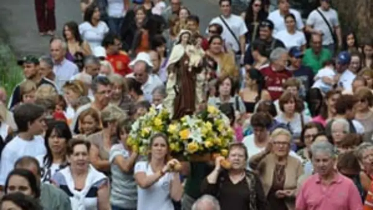  Fieles devotos llevan en procesi&oacute;n a la Virgen del Carmen por las instalaciones de la HGV en Valle Fresco.