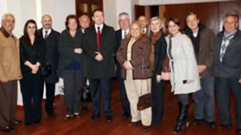 Manzano, –en el centro–, posa con los dirigentes de la Federación de Sociedades Castellanas y Leonesas de Argentina. 