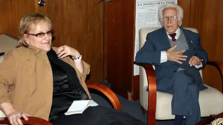 Un momento del encuentro que mantuvieron Mar&iacute;a Xos&eacute; Porteiro y Manuel Cordeiro.